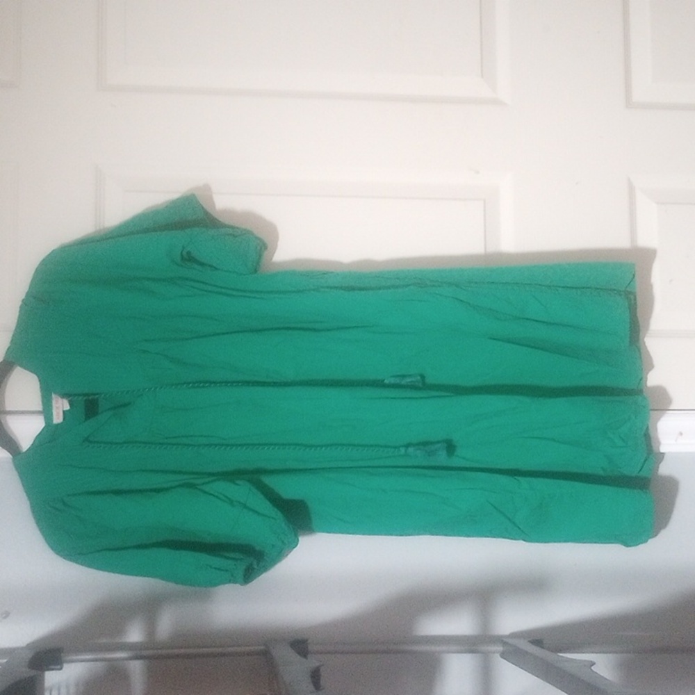 Green dress with gathers at the front. In excellent condition.